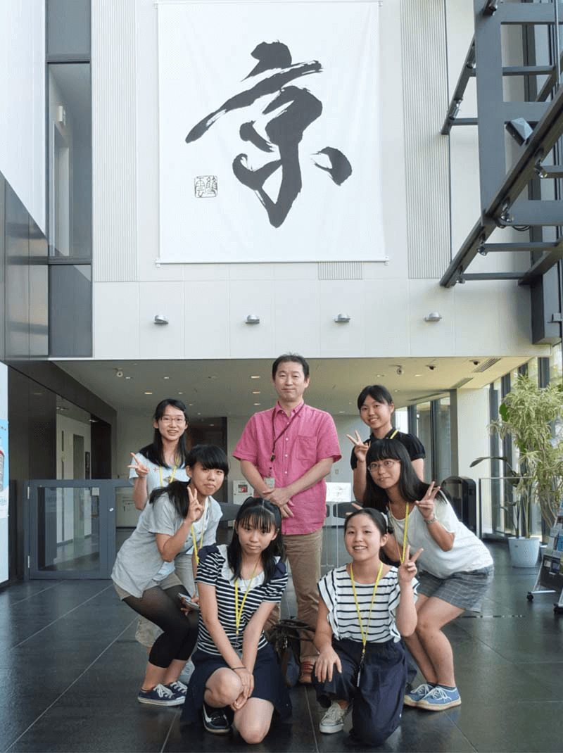 神戸女学院高等学部の皆さんと小野チームリーダー。