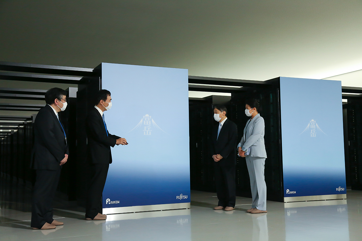 図19　五神理事長（左）と松岡センター長（左から２人目）案内のもと「富岳」実機をご視察になる両陛下