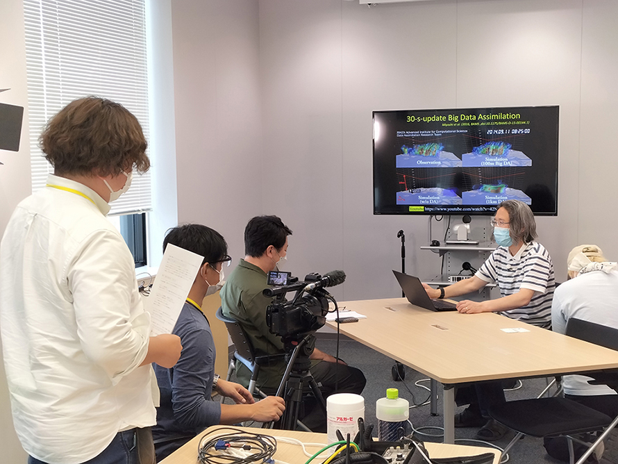 図3　テレビ東京「NEWSモーニングサテライト」でゲリラ豪雨予測の取材を受ける三好建正チームリーダー(データ同化研究チーム)