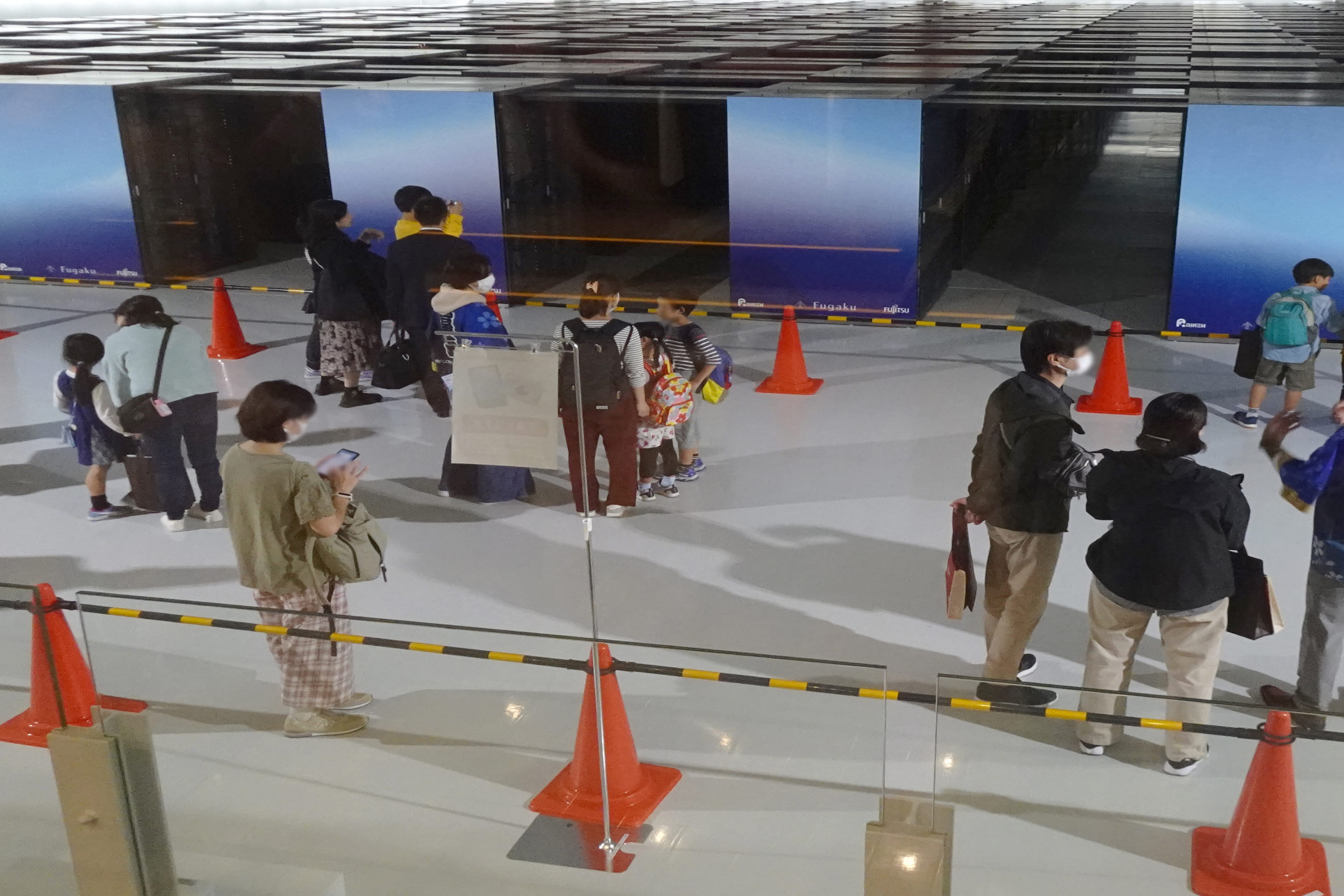 図18　一般公開 in 神戸。計算機室で研究者から直接説明を受ける参加者