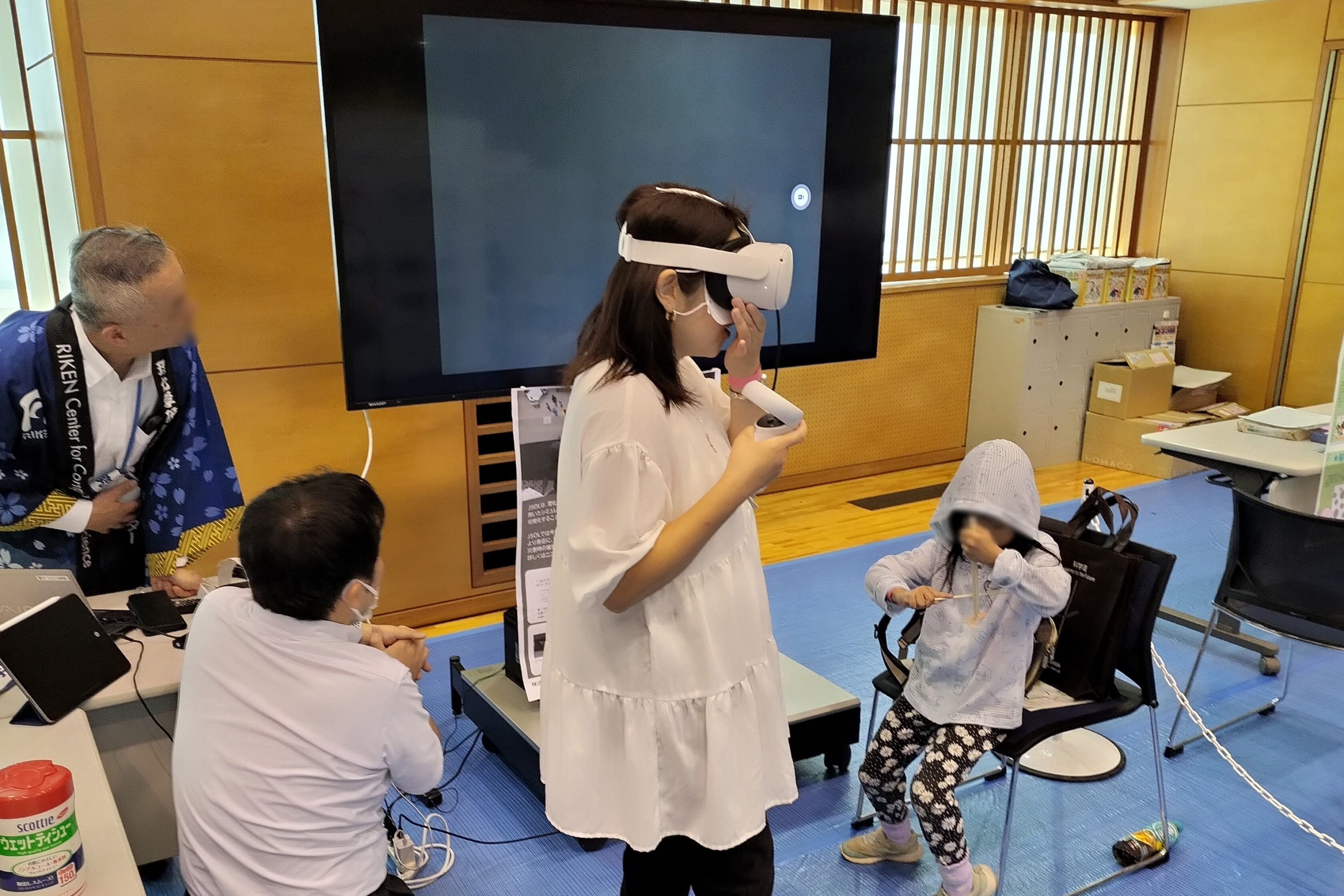 図19　横浜一般公開で飛沫シミューションのVRを体験する参加者