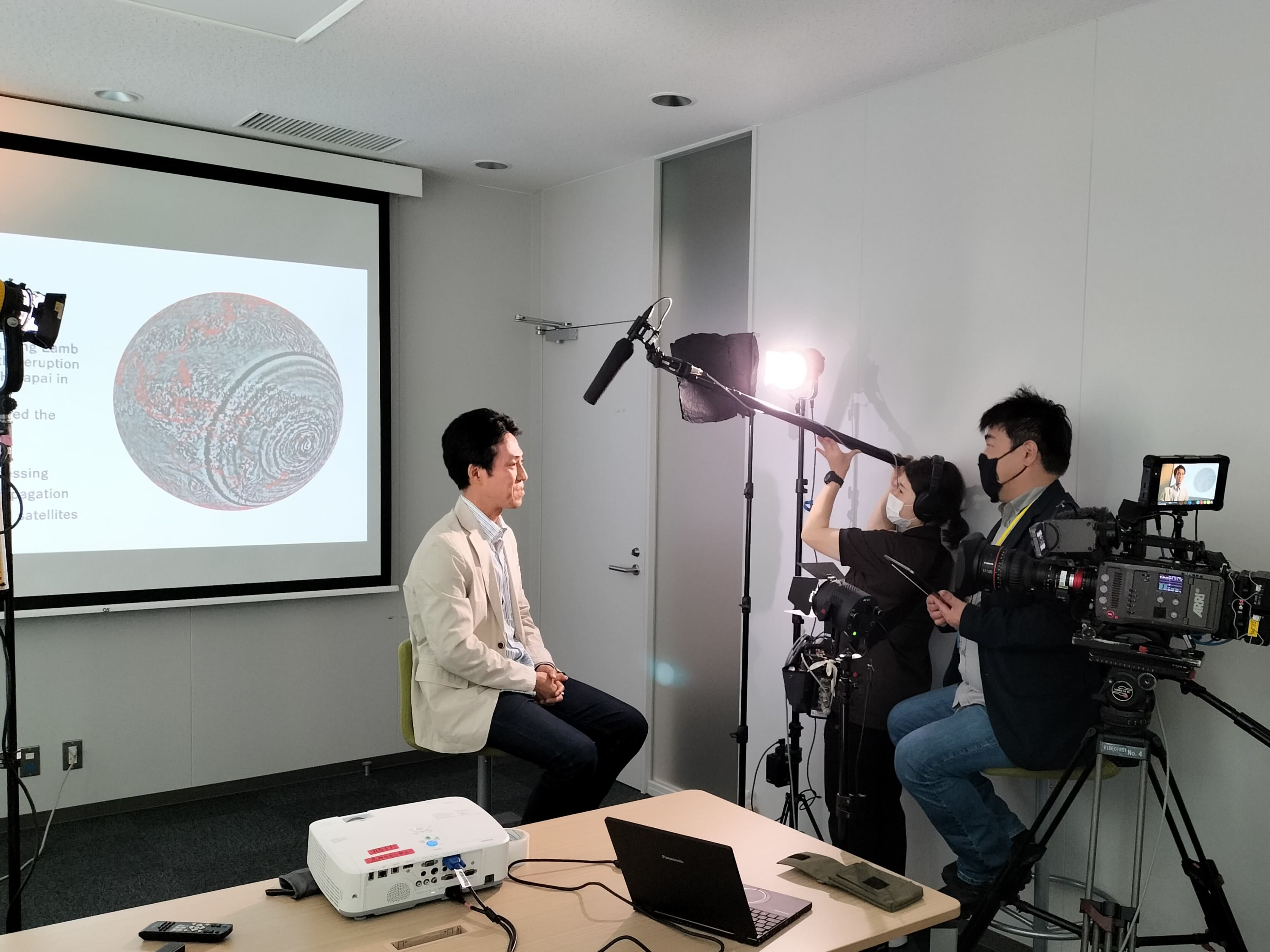 図3　NHK BS「コズミック フロント」。トンガ海底火山の噴火で発生したラム波について解説する大塚成徳研究員(データ同化研究チーム)