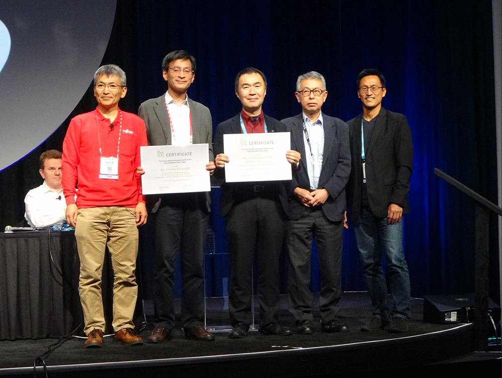 写真：SC19 Green500 表彰式 中央：松岡センター長、右から2番目：石川プロジェクトリーダー
