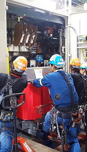 写真:変圧器・冷凍機設置