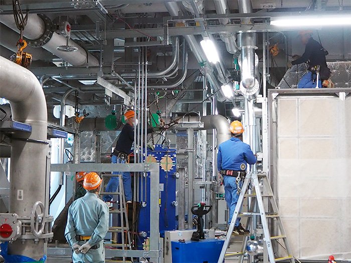 写真:水冷ポンプ・熱交換機設置