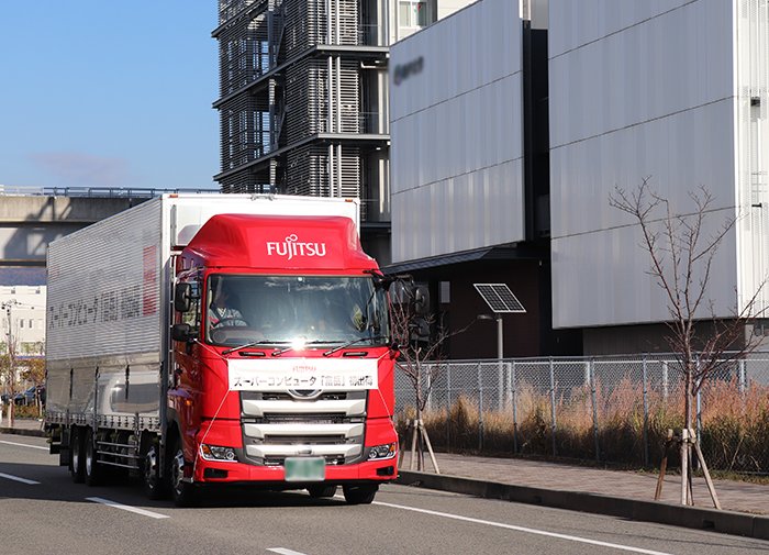 写真:初出荷された「富岳」計算機ラックが神戸R-CSSに到着