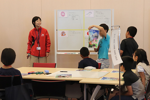 写真：小学生ワークショップ　グループワークで話し合ったことを発表する参加者たち