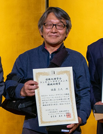 写真:賞状を受け取る佐藤三久副センター長
