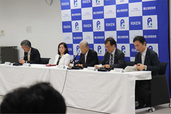 写真:記者会見写真1