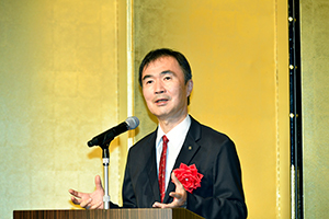 写真：スピーチをする松岡センター長