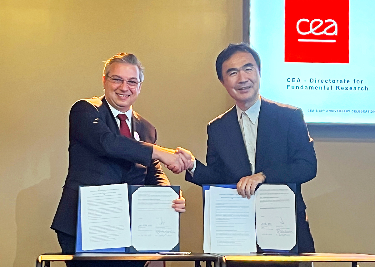 右:松岡 聡 センター長(理化学研究所計算科学研究センター)、左:Catalin Miron氏(Director, Director, Research Infrastructures, European and International Affairs, CEA 代理署名)